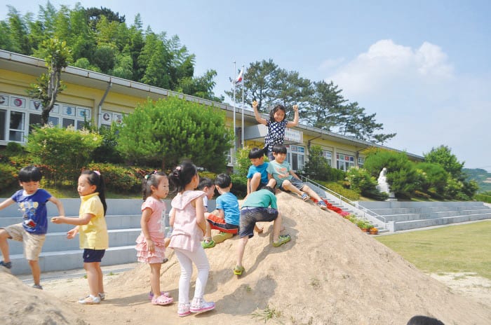 Outdoor Play · 야외 놀이